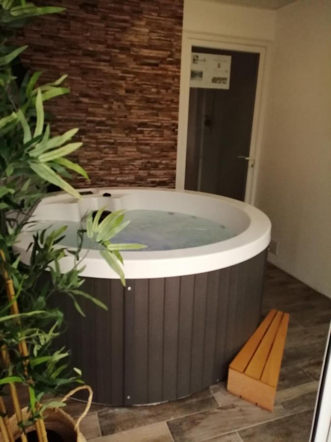 Villa Bord De Mer Avec Piscine Et Jacuzzi ปีเนสตอง ภายนอก รูปภาพ